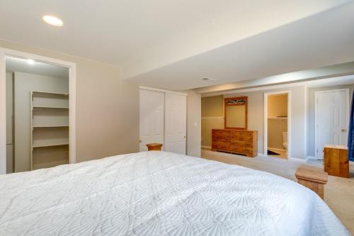 Spacious Aurora Home 20 Mi to Downtown Denver! Spacious Aurora Home 20 Mi to Downtown Denver!