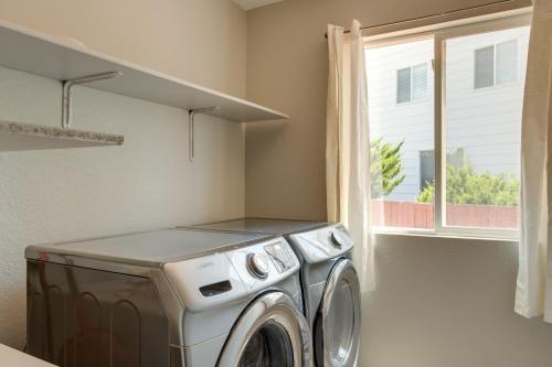 Spacious Aurora Home 20 Mi to Downtown Denver! Spacious Aurora Home 20 Mi to Downtown Denver!