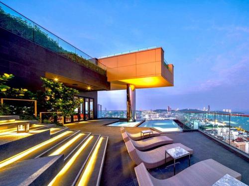 EDGE! 1br Seaview heart in Pattaya rooftop pool