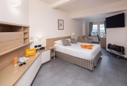 1 queen bed, 2 sofa beds, 1 futon bed