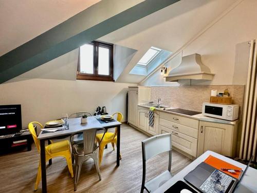 63 passi dal lago by Revenue House