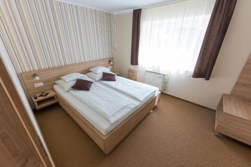 1 queen bed, 1 sofa bed