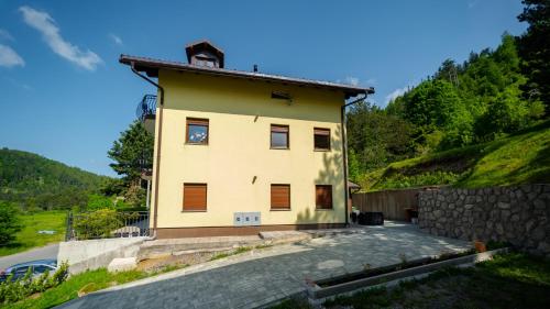Hotelli välisilme, Specious Apartment Manitu in forest countryside in Vrata