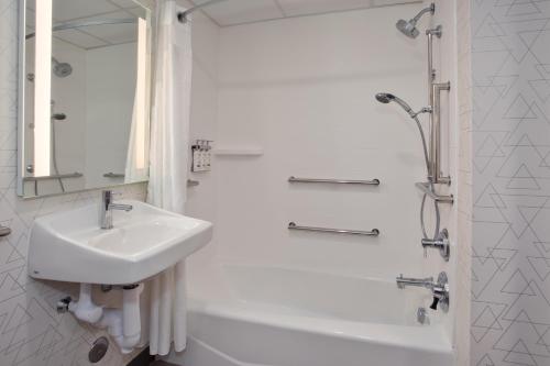 Holiday Inn Express Kitty Hawk - Outer Banks by IHG Room Type - King Room - Mobility Access/Hearing Accessible