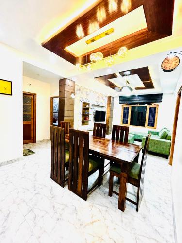 Wake Up to Valley View - 3BHK with Balcony - Mall Rd, Shimla