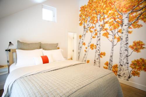 Life Elevated Loft: Bright, Prime Location + SAUNA