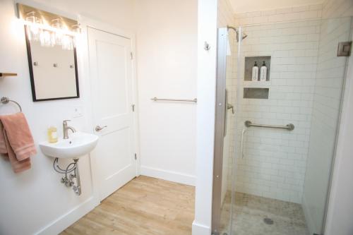 Life Elevated Loft: Bright, Prime Location + SAUNA