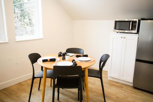 Life Elevated Loft: Bright, Prime Location + SAUNA