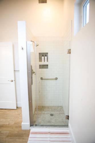 Life Elevated Loft: Bright, Prime Location + SAUNA