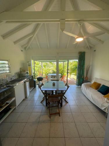 SAINTE ROSE , BUNGALOW F1 , à 400m du bord de mer