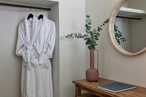 Apanemo Hotel & Suites - image 7