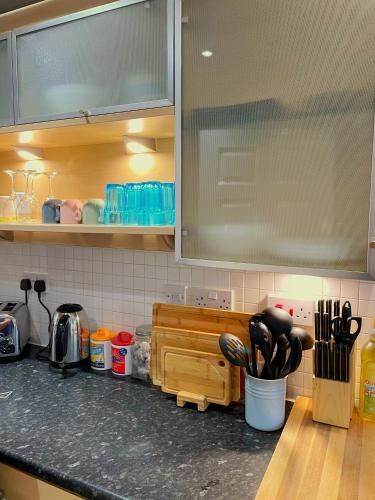 Зручності, Mayflower 3 Bedrooms House 7 Beds 2 Showers Off Road Parking in Барнслі