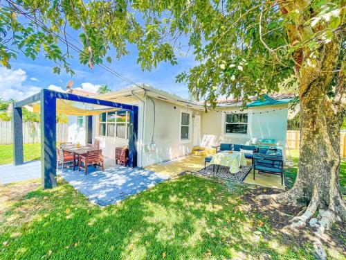 Cozy Home Located 5-Min From Beach with Outdoor-BBQ-Bikes