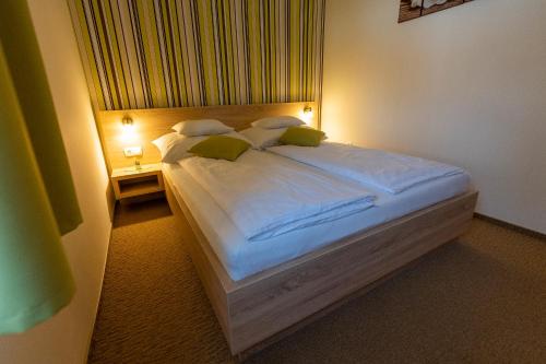 1 queen bed, 1 sofa bed