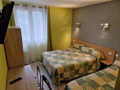 1 double bed, 1 twin bed