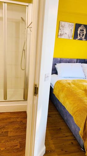 2 Bed Apartment with Free Parking 3