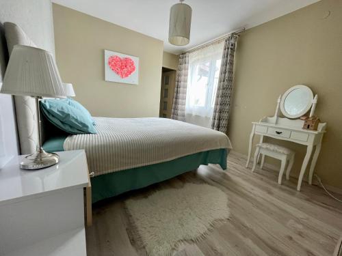Cozy Independent guest apartment, free parking in 托馬舒夫馬佐夫舍