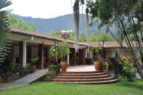 Estación Bambusa, Casa familiar Los Naranjos