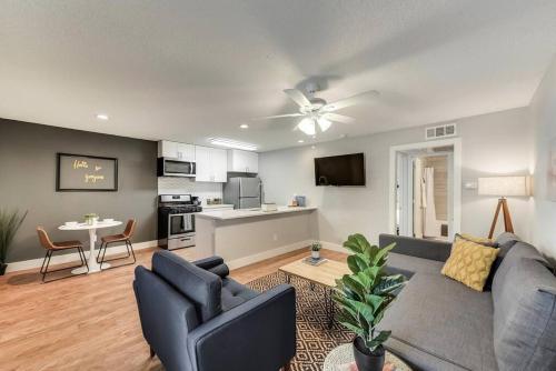 Hello Gorgeous Flat near Downtown! in Dallas, USA