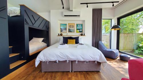 The Cedarwoods - luxury for up to 5 and your woof! in Littledown and Iford