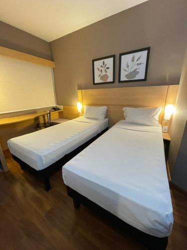 2 twin beds