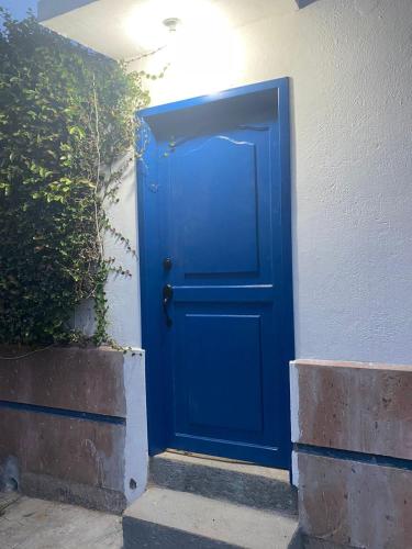 . La puerta azul