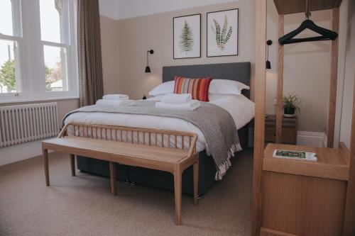 4 bedrooms, 6 beds