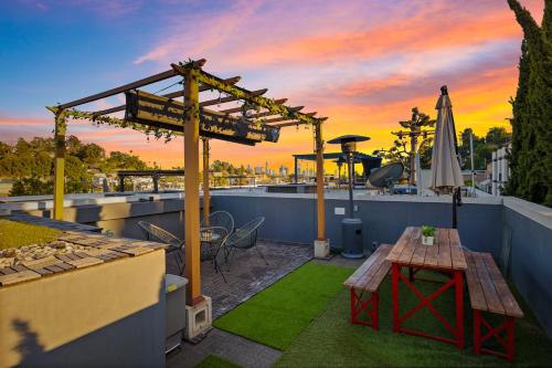 Chic Silver Lake Oasis with Breathtaking City Skyline Views, Private Rooftop & Garage, Los Angeles (photo 3)