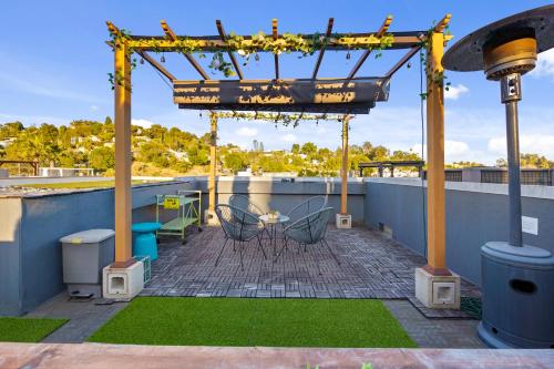 Chic Silver Lake Oasis with Breathtaking City Skyline Views, Private Rooftop & Garage, Los Angeles (photo 4)