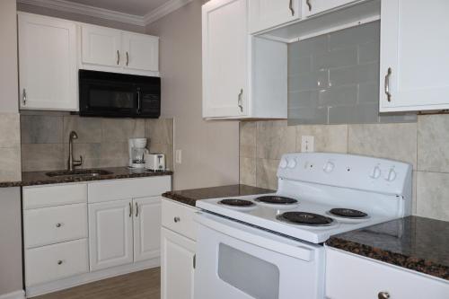 The Burgundy Inn & Homestead-Stonehaven Apartments - image 11