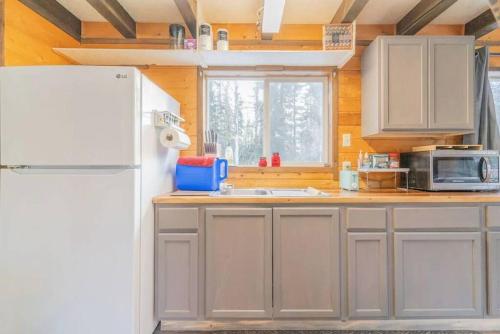 A Dry Cabin You Won't Want to Leave in College (AK)