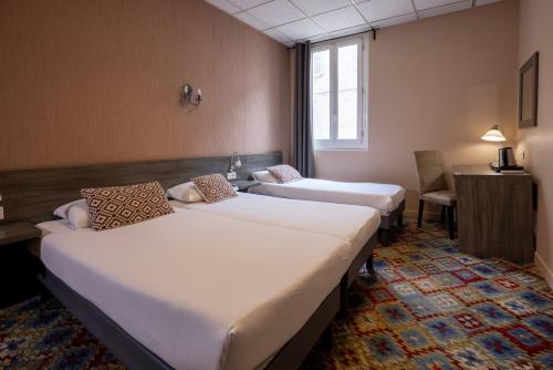3 twin beds