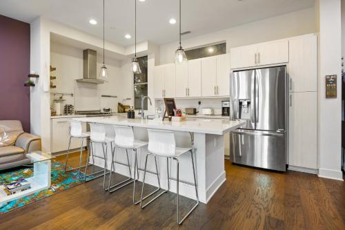 Chic Silver Lake Oasis with Breathtaking City Skyline Views, Private Rooftop & Garage, Los Angeles (photo 7)