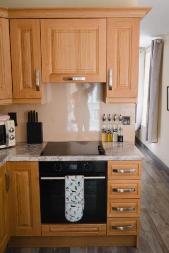 keuken, Tranquil Rustic Cottage in Irvinestown