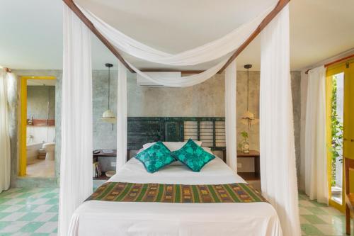 Deluxe Double Room with Bath image 10