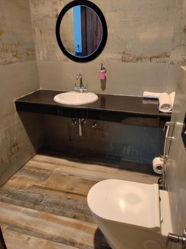 room detail thumbnail 2