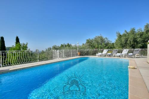 Villa with magnificent view of the hinterland of Cannes and the sea AC