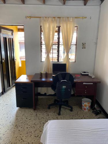 Casa Amplia Familiar muy Fresca Cerca al Poblado, Medellín (Foto 4)