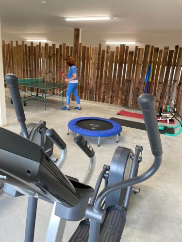 Fitness center, Chalet-Ferienwohnung Schlossblick, 51 qm, Wellness/Fitness/Sauna – Bergrodelhof in Topen