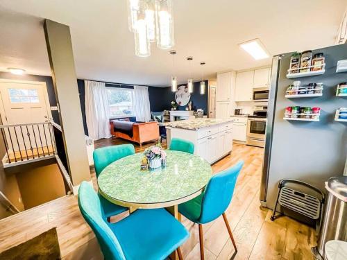 Pet Friendly Close to Downtown in Knob Hill