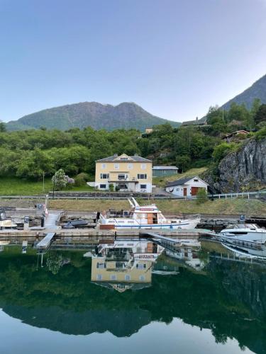 Svingen Guesthouse - Panoramic Fjord Views in Flåm 3