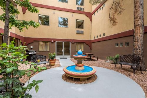 Quality Inn - image 11