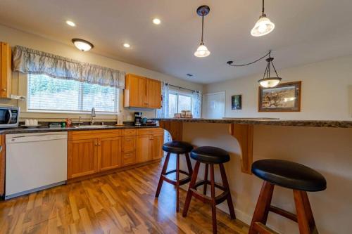 Elk Meadow Cabins 17A Gold Rush Suite thumb 3