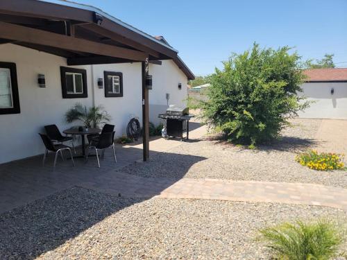 3 Bedroom, 2 Bath Whole House, Arizona State Univ, Tempe, Mesa Scottsdale on Light Rail, Dogs ok, Work Space, Mesa (photo 6)