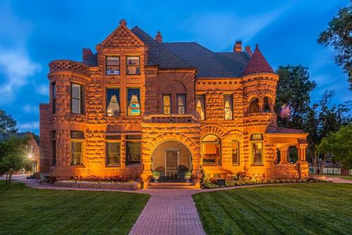 Orman Mansion - Pueblos Most Luxurious Stay! in Pueblo, USA