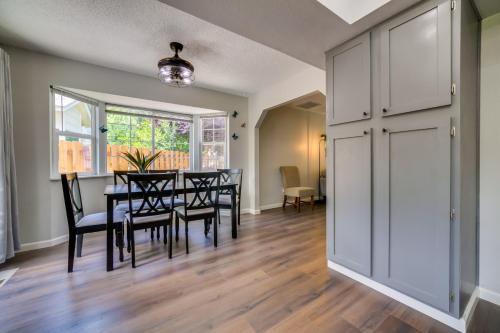 Centrally Located Reno Retreat with Patio and Yard in 리노-타호 국제 공항