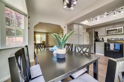 Centrally Located Reno Retreat with Patio and Yard in 리노-타호 국제 공항