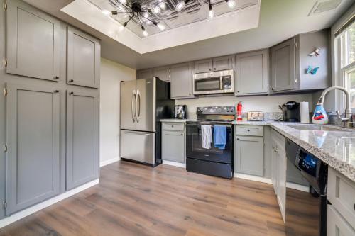 Centrally Located Reno Retreat with Patio and Yard in 리노-타호 국제 공항