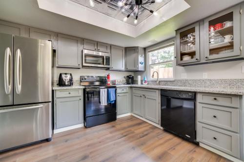 Centrally Located Reno Retreat with Patio and Yard in 리노-타호 국제 공항