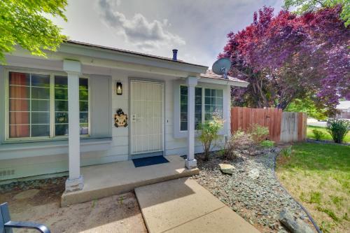 Centrally Located Reno Retreat with Patio and Yard in 리노-타호 국제 공항